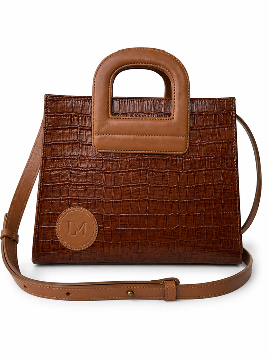 Sac Amazone marron en cuir façon crocodile avec anse beige étrier Laure Montigny, médaillon LM, pièce iconique, vue de profil