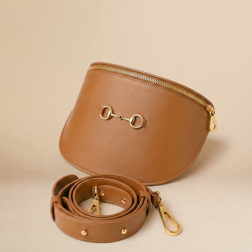 Banane Diane camel en cuir véritable Laure Montigny, finitions dorées et mors signature
