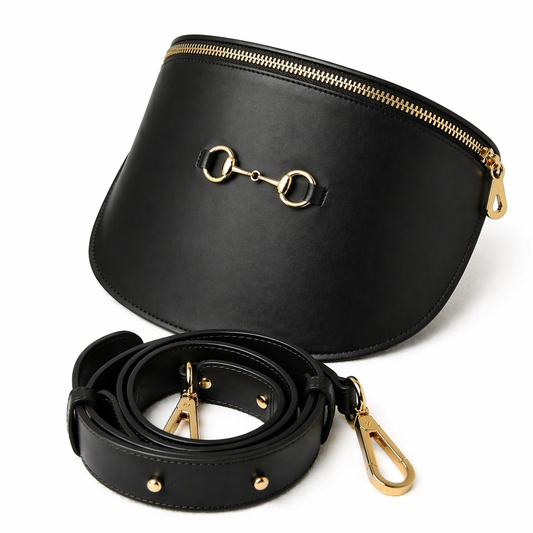 Banane Diane noire en cuir véritable Laure Montigny, mors cheval doré, bandoulière modulable taille épaule, vue de profil