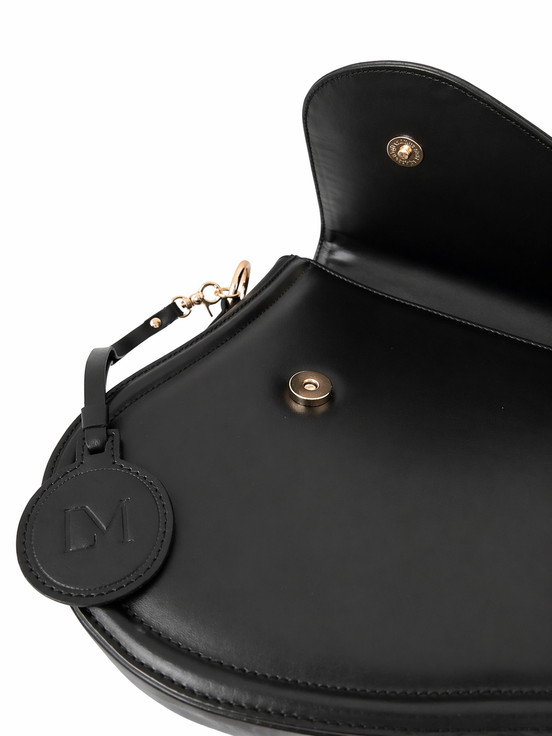Sac Selle-LM noir en cuir véritable Laure Montigny, design selle d'équitation, bandoulière dorée modulable, vue de dos