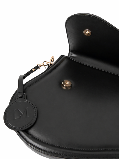 Sac Selle-LM noir en cuir véritable Laure Montigny, design selle d'équitation, bandoulière dorée modulable, vue de dos