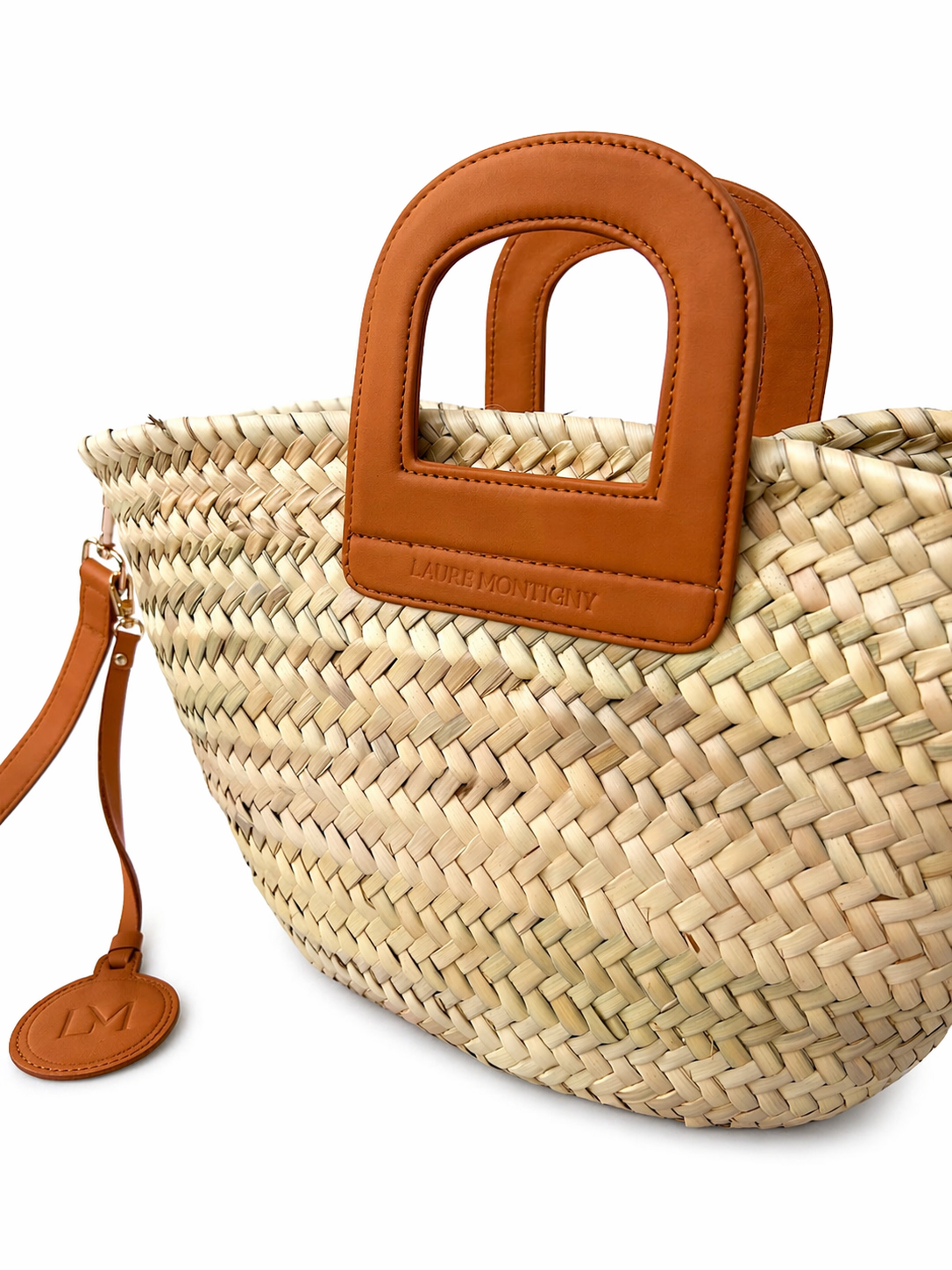 Panier Amazone camel en paille naturelle Laure Montigny, anse cuir étrier de selle, fait main au Maroc, détail finitions