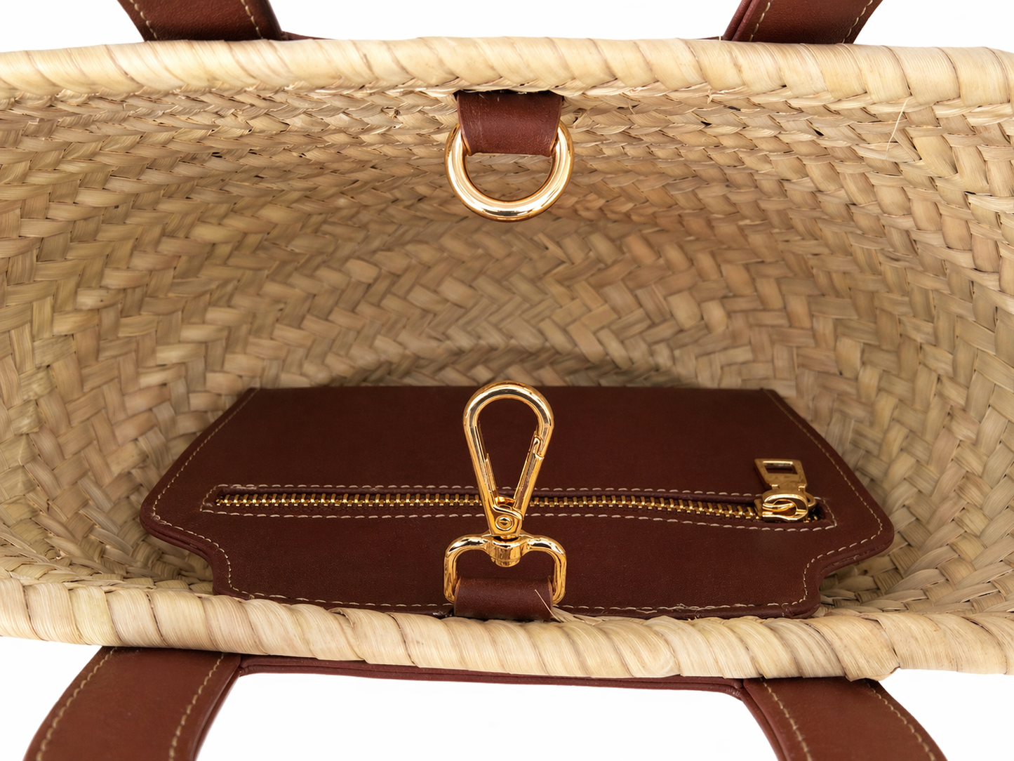 Panier Amazone marron en paille naturelle Laure Montigny, anse cuir étrier de selle, fabrication artisanale marocaine, détail finitions
