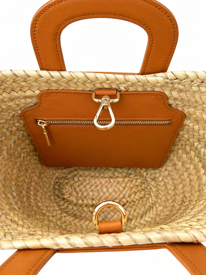 Panier Amazone camel en paille naturelle Laure Montigny, anse cuir étrier de selle, fait main au Maroc, détail intérieur