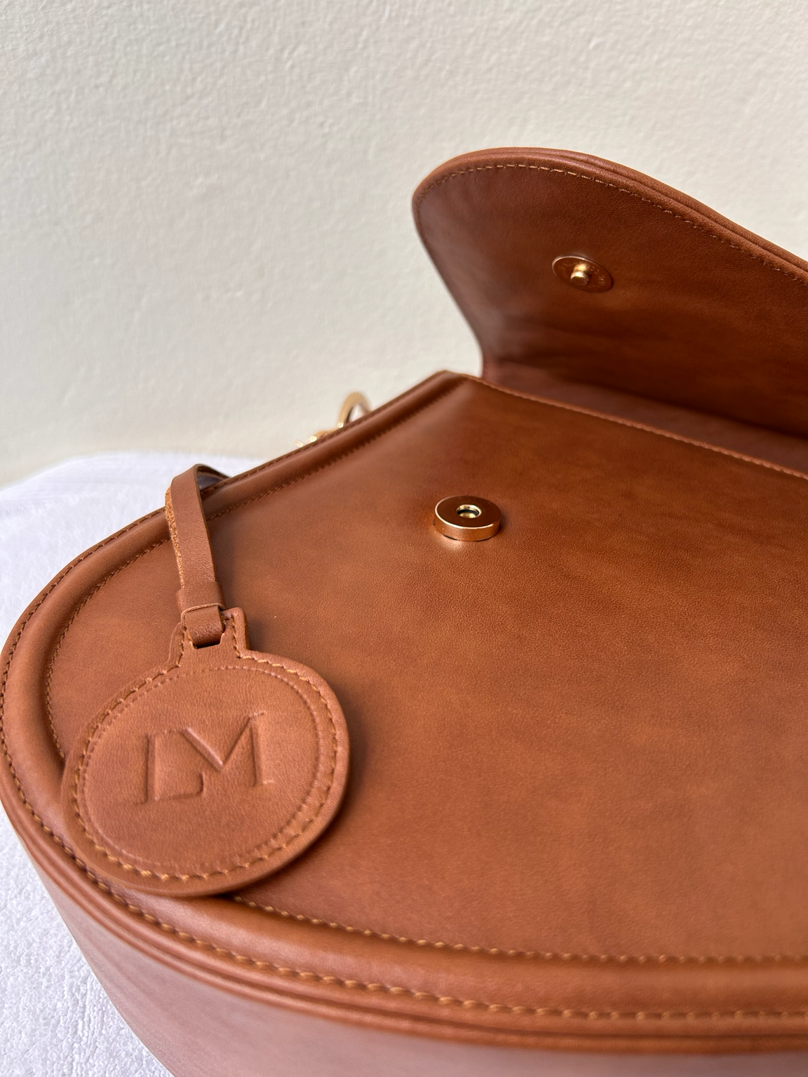 Sac Selle-LM cuir marron marbré Laure Montigny, design selle d'équitation, finitions dorées, vue de dos