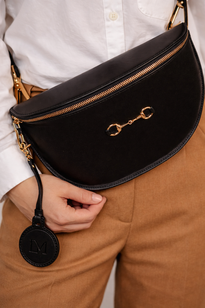 Banane Diane noire en cuir véritable Laure Montigny, mors cheval doré, bandoulière modulable taille épaule