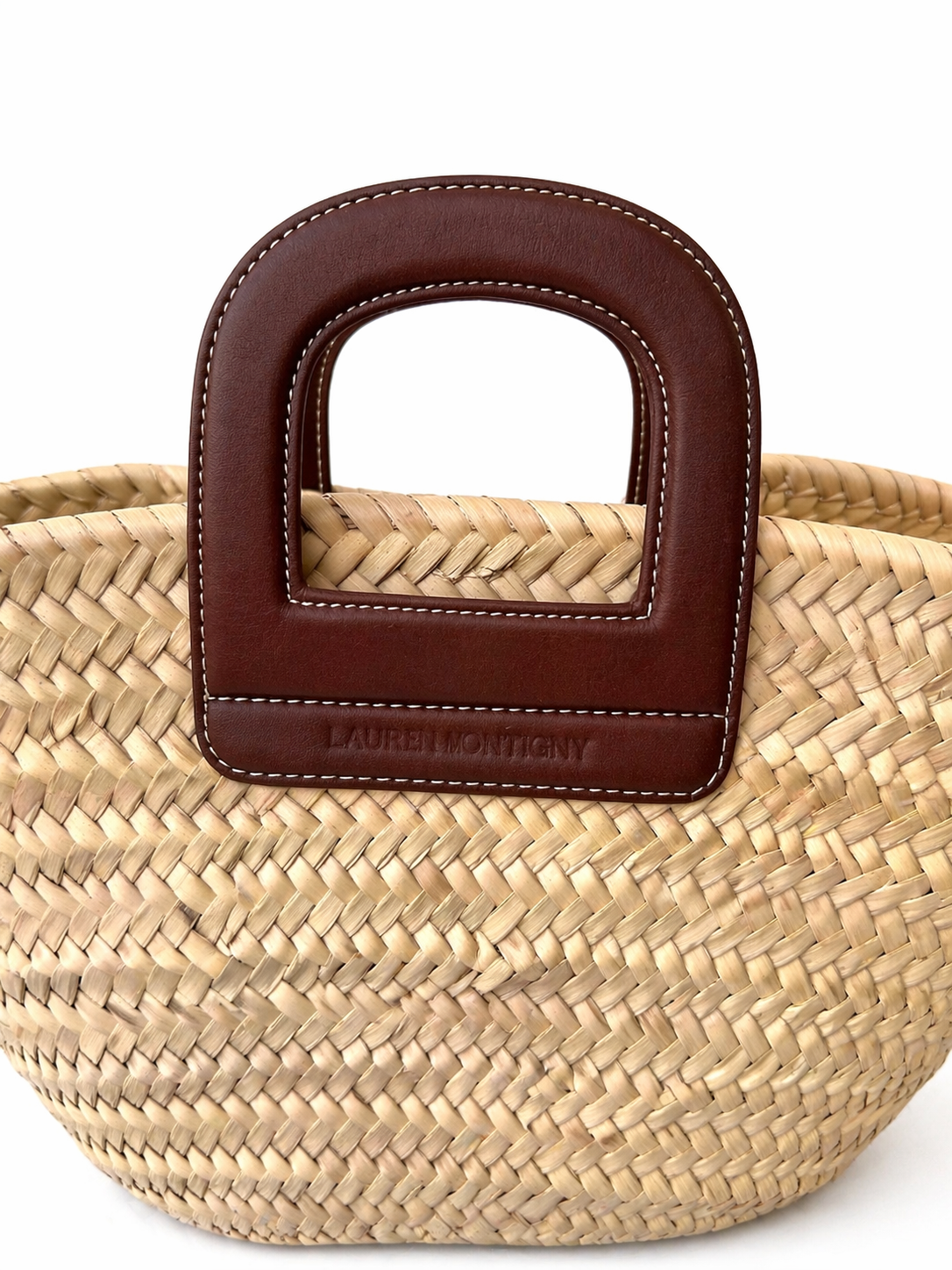 Panier Amazone marron en paille naturelle Laure Montigny, anse cuir étrier de selle, fabrication artisanale marocaine, porté épaule