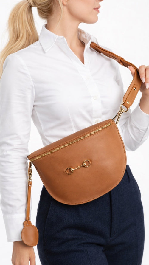 Banane Diane camel en cuir véritable Laure Montigny, finitions dorées avec petit mors signature, bandoulière modulable