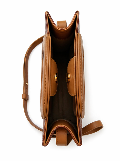 Sac Amazone marron en cuir façon crocodile avec anse beige étrier Laure Montigny, médaillon LM, pièce iconique, vue de dos