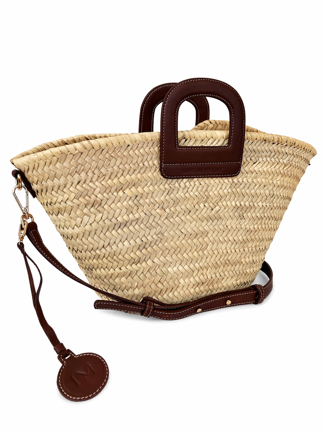 Panier Amazone marron en paille naturelle Laure Montigny, anse cuir étrier de selle, fabrication artisanale marocaine, vue de profil