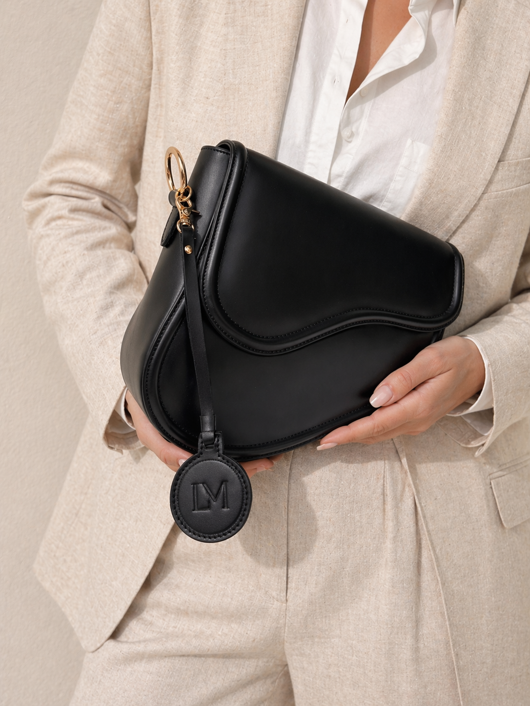 Sac Selle-LM noir en cuir véritable Laure Montigny, design selle d'équitation, bandoulière dorée modulable, détail intérieur