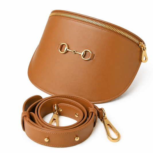 Banane Diane camel en cuir véritable Laure Montigny, finitions dorées avec petit mors signature, bandoulière modulable, vue de profil