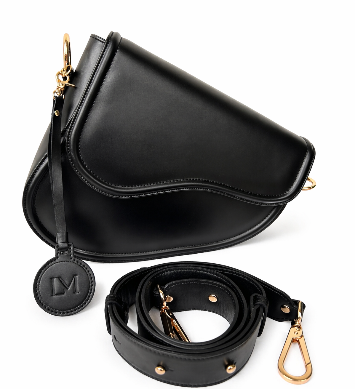 Sac Selle-LM noir en cuir véritable Laure Montigny, design selle d'équitation, bandoulière dorée modulable, vue de profil