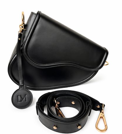 Sac Selle-LM noir en cuir véritable Laure Montigny, design selle d'équitation, bandoulière dorée modulable, vue de profil